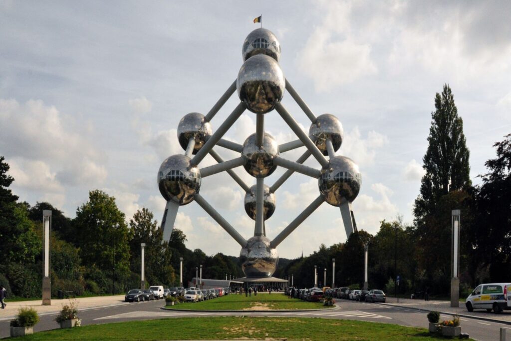 Het Atomium in Brussel. Reizen met de trein naar Brussel.