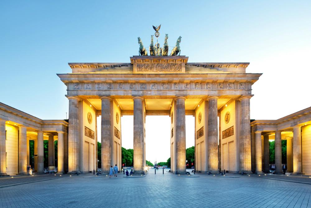 De Brandenburger Tor en Rijksdag
in Berlijn. Reizen met de trein naar Berlijn.