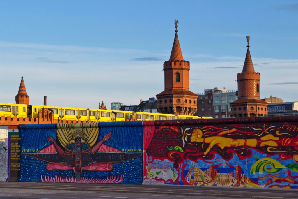 East Side Gallery in Berlijn. Reizen met de trein naar Berlijn.