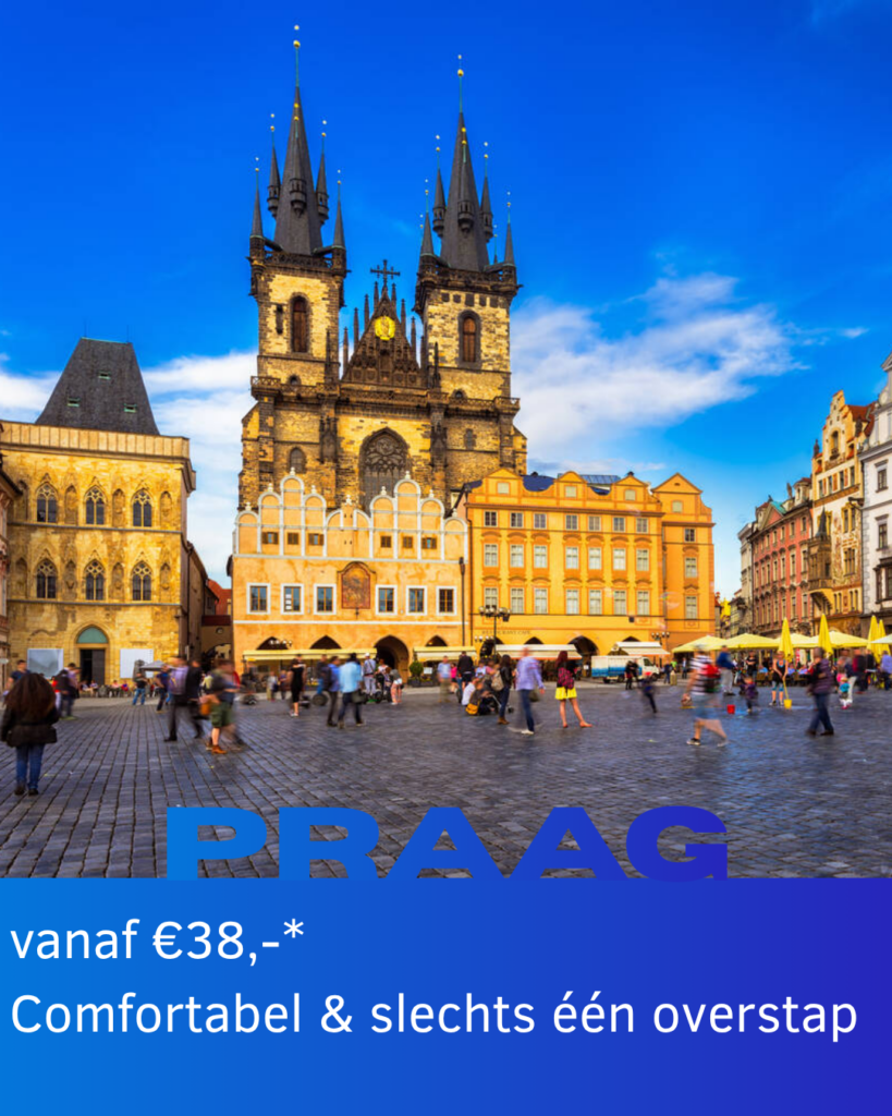 De comfortabele EuroCity trein van Berlijn naar Praag langs de rivier de Elbe