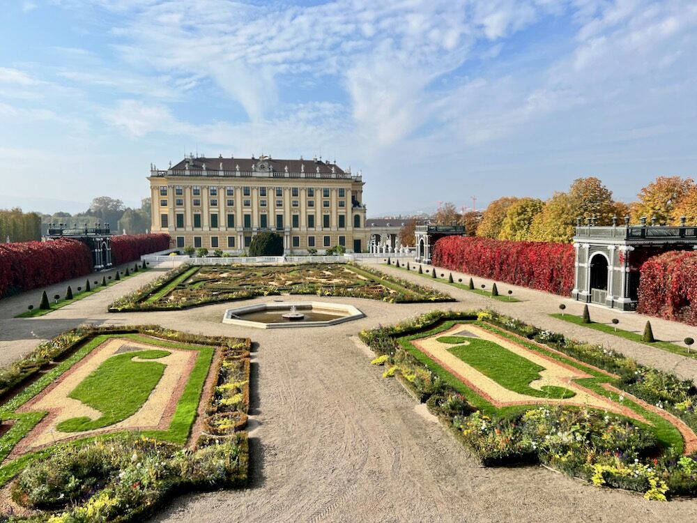 Slot Schonbrunn in Wenen. Reizen met de trein naar Wenen.
