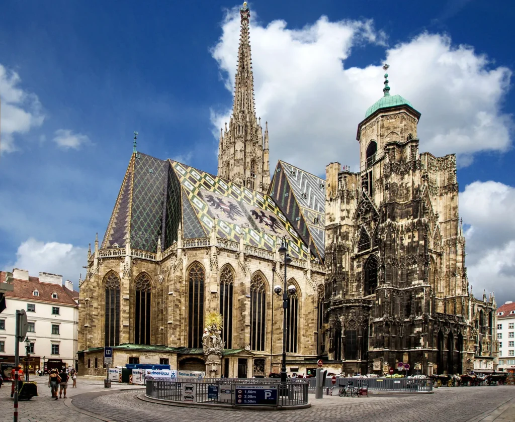 Stephansdom in Wenen. Reizen met de trein naar Wenen.