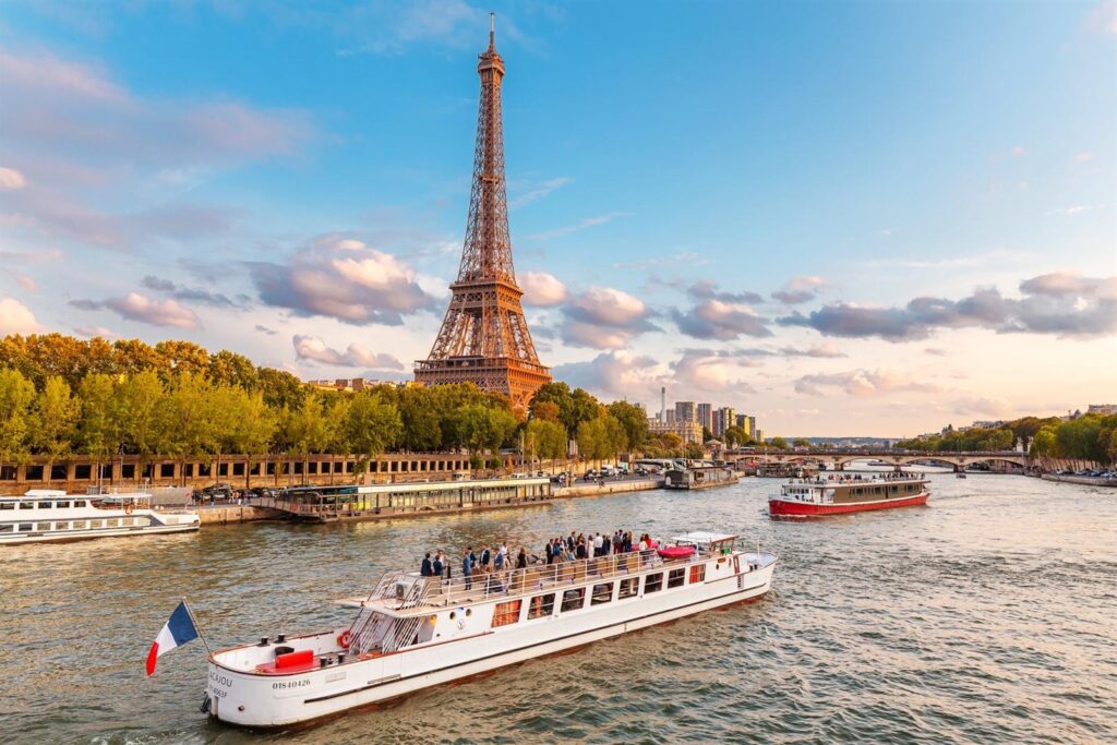 De boottocht De Seine in Parijs. Reizen met de trein naar Parijs.