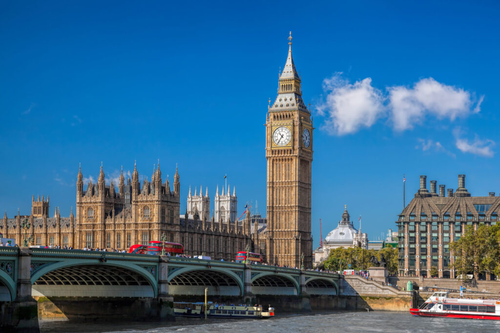 BigBen en Westminster in Londen. Reizen met de trein naar Londen.