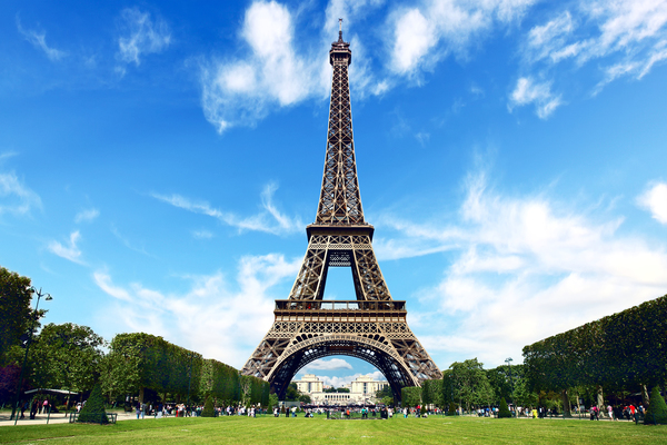 De eiffeltoren in Parijs. Reizen met de trein naar Parijs.