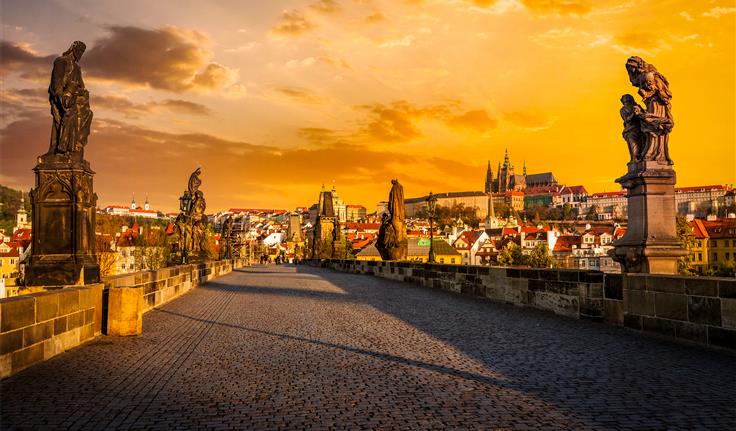 De Karelsbrug in Praag. Reizen met de trein naar Praag.