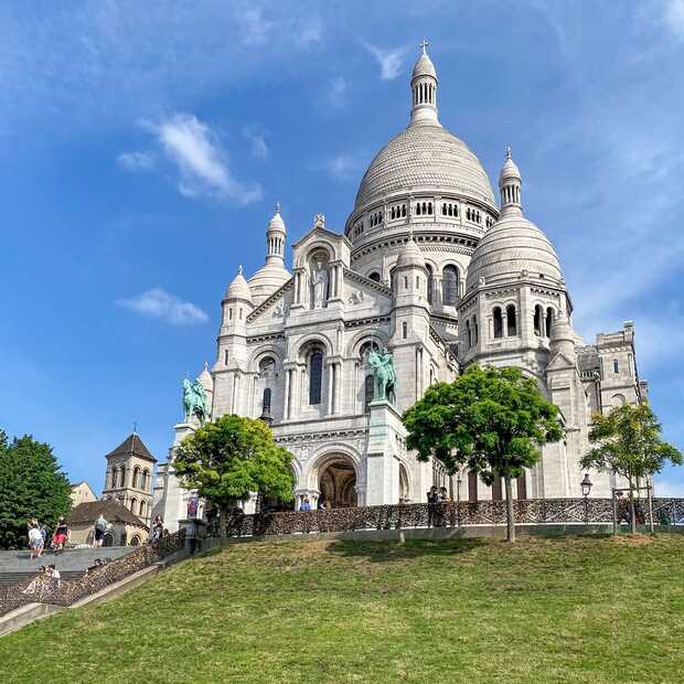 Montmartre in Parijs. Reizen met de trein naar Parijs.